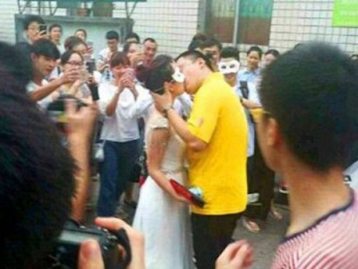 Багш нь оюутандаа гэрлэх санал тавьжээ