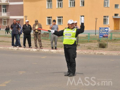 Албан үүргээ гүйцэтгэж байсан зохицуулагчийг мөргөөд, зугтжээ