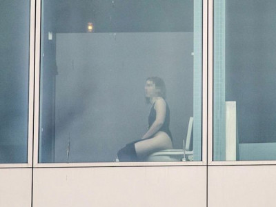 Берлиний нэгэн зочид буудлын бие засах газар