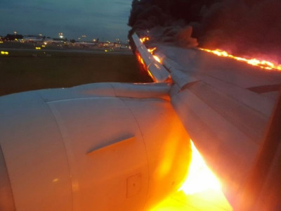 Сингапур улсын онгоц ослын буулт хийлээ