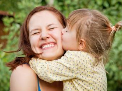  Хүүхэдтэйгээ харьцахдаа гарыг нь зөөлөн атгах юмуу биенд нь хүрч харьцах маш чухал гэнэ