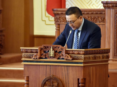 Хамгийн баян Сангийн сайд хүүхдүүдээс 20 мянгыг харамлаж, хөнжлийнхөө хэрээр хөлөө жий гэж даапаалав