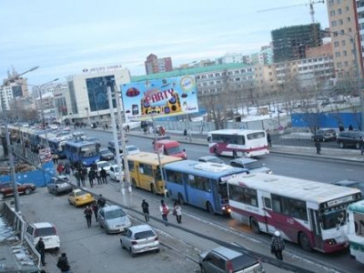 Дампуурлын ирмэг дээрх нийтийн тээврийнхнийг хэн гэдэг хүний гарт өгчихөв өө