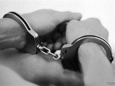 Гар утас хулгайлдаг эмэгтэйчүүдийг баривчилжээ