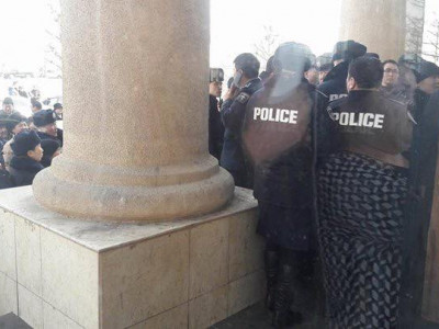Баянзүрх дүүргийн засаг даргын байр дээр үймээн болж байна