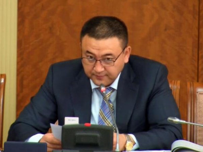Сангийн сайд Б.Чойжилсүрэн тостын нуруунд эзэн суухаар улайрч байна 