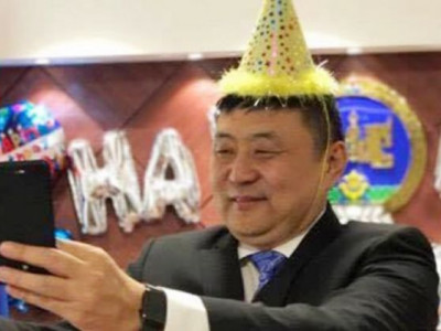 Саа, шаартай, шүүмжлэлтэй Төрийн нарийний төрсөн өдөр