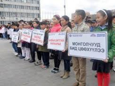 ХҮҮХДҮҮД ЗАМ ТЭЭВРИЙН ОСЛЫН ЭСРЭГ ДУУ ХООЛОЙГОО НЭГТГЭЖ БАЙНА