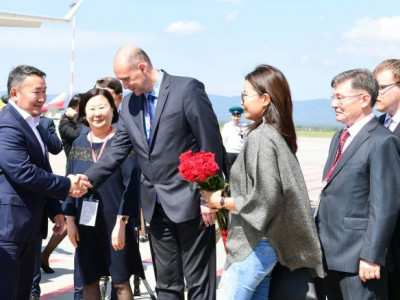 Ерөнхийлөгчийн охин албан айлчлалд уранхай жийнс өмсчээ 