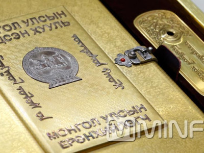 Эцэг хуулиндаа гар хүрэхийг эсэргүүцэж байна