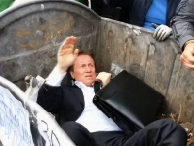 Видео: Украйны иргэд парламентийн гишүүдээ төрийн ордноос гаргаж хогийн саванд чихжээ
