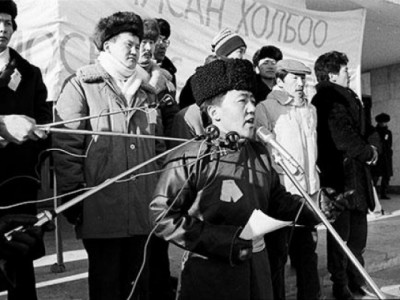 Ардчиллын алтан хараацайнууд гэж өөрсдийгөө нэрлэсэн залуус чинь “Хөрөнгөлөг этгээд болохын төлөө юу ч хийхээс буцдаггүй” шуналын микробууд л байсан юм бишүү?