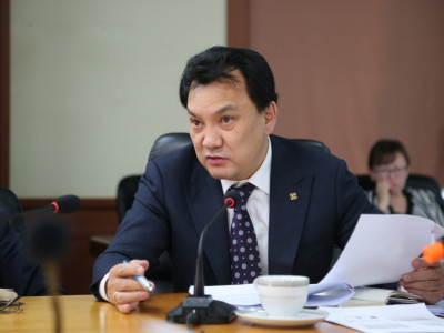 Туг тахисан сайдынхаа зээлийг нь заавал эргэн төлүүлж, эрүүгийн хариуцлага хүлээлгэ