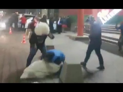 Бүтэлгүй кавказ залуу хулгайлсан ХҮҮХНЭЭ тэвэрч гүйж яваад ... /бичлэг/