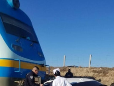 Согтуугаар машин барьж яваад галт тэрэгтэй мөргөлджээ