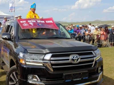 Түрүү их насыг  Land cruiser-200 автомашинаар байлж, унаач хүүхдийг нэг өрөө байраар шагналаа