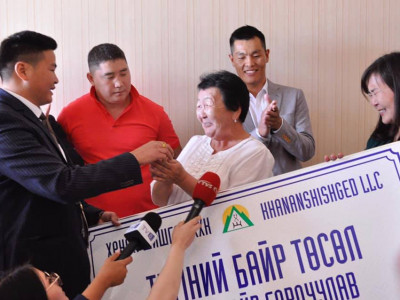“Түмний байр” төслийн нээлтээр Т.Ундармаа бүсгүйд НЭГ ӨРӨӨ БАЙР бэлэглэлээ