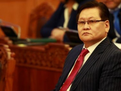 Ө.Энхтүвшин: Төрийн удирдлага гудамжинд, сошиалд гараад байна