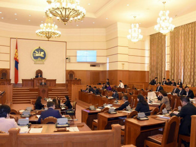Улс төрчдийн шинэ жилийн баярт явахын цаана...