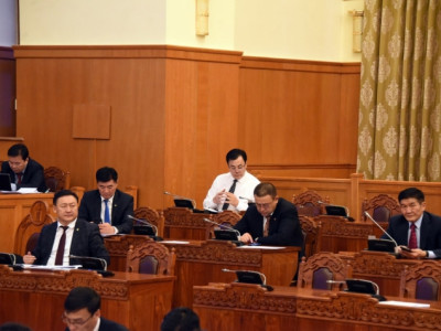 Манай Монголын төрд хувалзууд шигдсэн учраас төр улс маань хөгжихгүй өөдлөхгүй байна