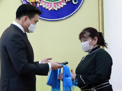 Эзэмшил газраа бэлэн орон сууцаар сольсон эхний айлууд түлхүүрээ гардан авлаа