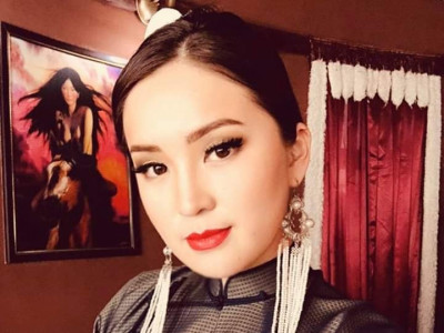 Дээлээр гоёсон олны танил эрхмүүд