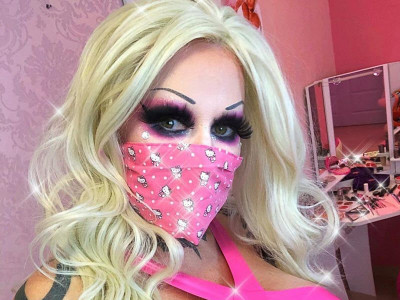 Гадаад үзэмжээ Китти муур болгохын хүссэн хүүхэн