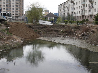 Орон сууцны хороолол дунд олон жил болсон хашааг буулгаж газрыг нь чөлөөллөө