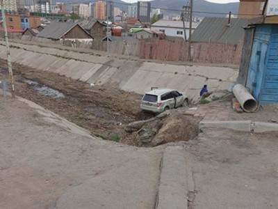 Замын эвдэрсэн хэсэгт тэмдэг тавиагүйн улмаас жалга руу унан осолджээ
