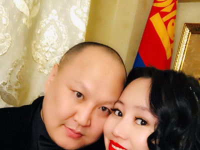 Т.Дэлгэрмөрөн амьдралаа бүтэн болгож Солонгон ааштадаа дуу зохион Зөөсий охинтойгоо дуулжээ 