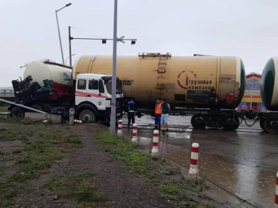22-ын товчоо явах замд вагон, том оврын машинтай мөргөлджээ