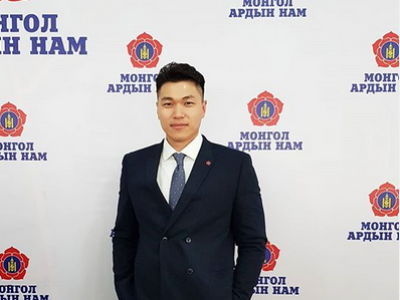 Намаар гүйж явсан жүжигчин О.Мөнхдалай Шадар сайдын зөвлөх болжээ