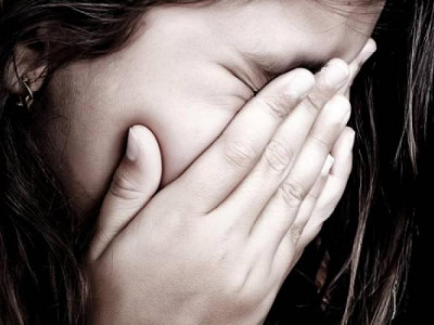 “Дэлгүүрээс гоё юм авч өгье” гэж хэлж зургаан настай охиныг хүчирхийлжээ