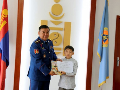 10 настай Н.Содбилэг хүү номныхоо орлогоос 500 000 төгрөг хандивлалаа