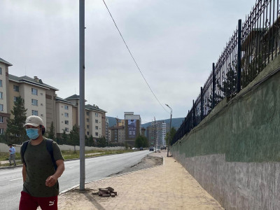 Жүжигчин Барсаа машингүй болсноор алхаж явна уу