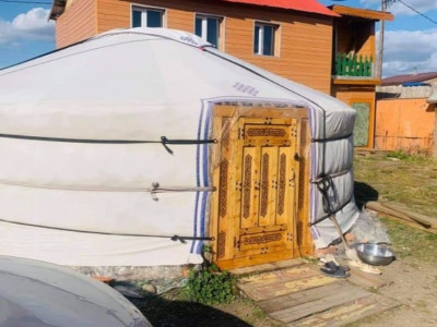 Цэмцгэр энэ гэрт цэцэг шиг охин хагдарсан… 