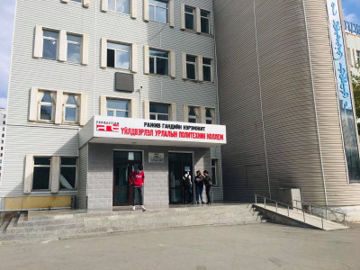 ШУУД: Гандийн нэрэмжит сургуулийн оюутнууд маргалдаж нэгийгээ хутгалжээ 