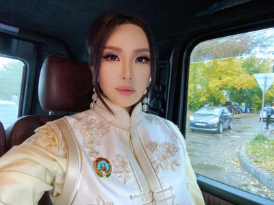 Нэгэн сайхан ээжийн амийг аварсан дуучин Ану хамтдаа нэгдсэн ээжүүдэд баярласнаа илэрхийлэв