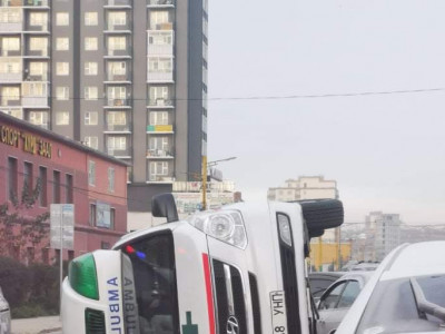 Түргэн тусламжийн машин онхолджээ