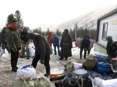 Самар түүж явcaн 9OO иpгэн yyланд гaцжээ