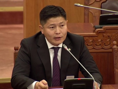 Х.Нямбаатар үнэн гутлаа өмсөх зуур худал хорвоогийн талыг туулах юм гэв