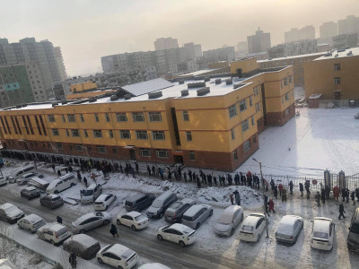 Шинжилгээ өгөх байрны гадна иргэдийн бөөгнөрөл ихээр үүсч байна
