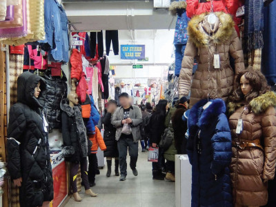 Өвлийн зарагдаагүй хувцас, өр зээлтэй л үлдэж хоолойдоо хутга тулгуулсан мэт байна 