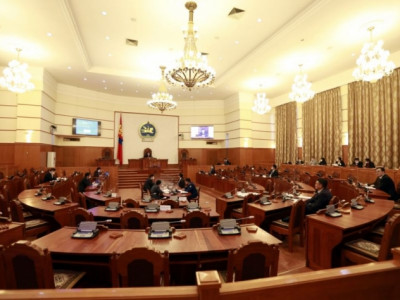 0-3 настай хүүхдээ асарч буй эхэд олгодог тэтгэмж нь Үндсэн хууль зөрчсөн гэж үзсэн цэцийн дүгнэлтийг гишүүд дэмжив 