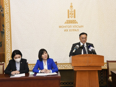 Гадаадаас татан авах явцад нислэг гэнэт цуцлагдсан үед иргэдээ орон байр, хүнсээр хангах ажлыг зохион байгуулдаг болно