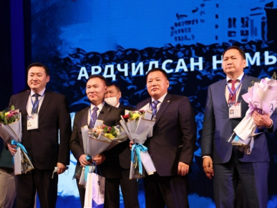 АН-ын даргын төлөөх “эзэнтэй гурав, эзэнгүй ганц”-ын өрсөлдөөн 
