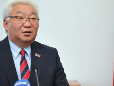 Э.Бат-Үүл: Ерөнхийлөгч уурлахаараа нам тараадаг үндсэн хуульд нийцээгүй жишиг тогтвол Ардчилал устаж байгаа нь тэр!