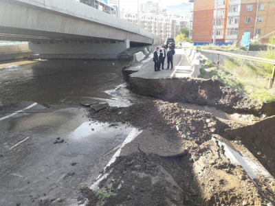 Үерийн усыг зайлуулахаар зам сэтэлжээ 