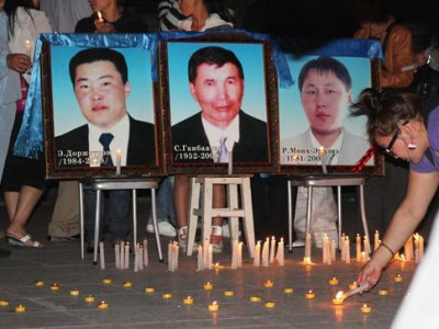 ДОЛДУГААР САРЫН 1-НД ХҮҮГЭЭ АЛДСАН Д.ТУНГАЛАГ: Гүрээний судсаа буудуулсан хүү минь цусаа гоожуулаад зугтаж явахад нь цагдаа нар араас нь хөөж, нэмж зодсон байсан