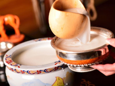 Айраг, архийг нэг аягаар тойруулж уудгийг хориглох хуультай болмоор байна 